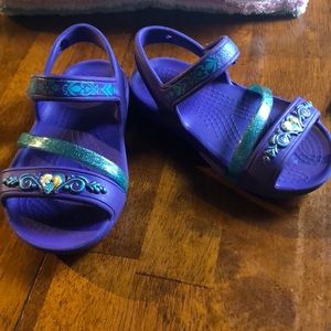 Frozen Crocs SIZE 7C (Toddler size)